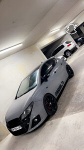 Seat Ibiza grise mat personnalisée tuning avec jantes noires, étriers rouges et texte MADDAME_TDI, plaque BM-384-ZM. Garée dans un parking souterrain. Logo Snapchat.
